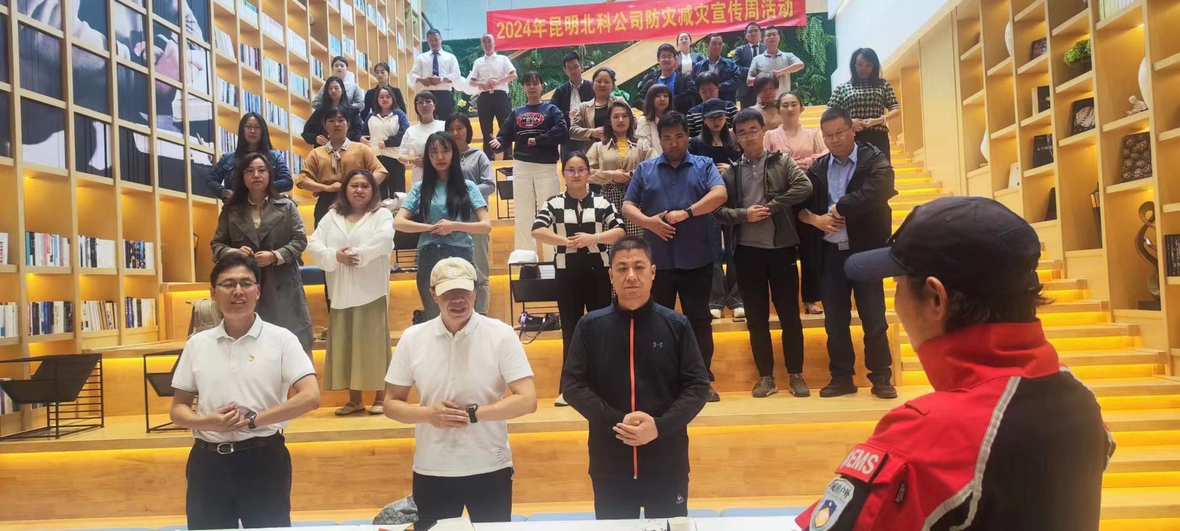 教官讲解急救基础知识