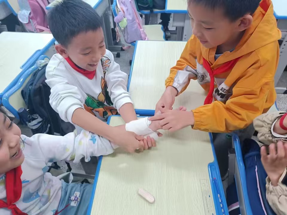 基础急救止血包扎演示