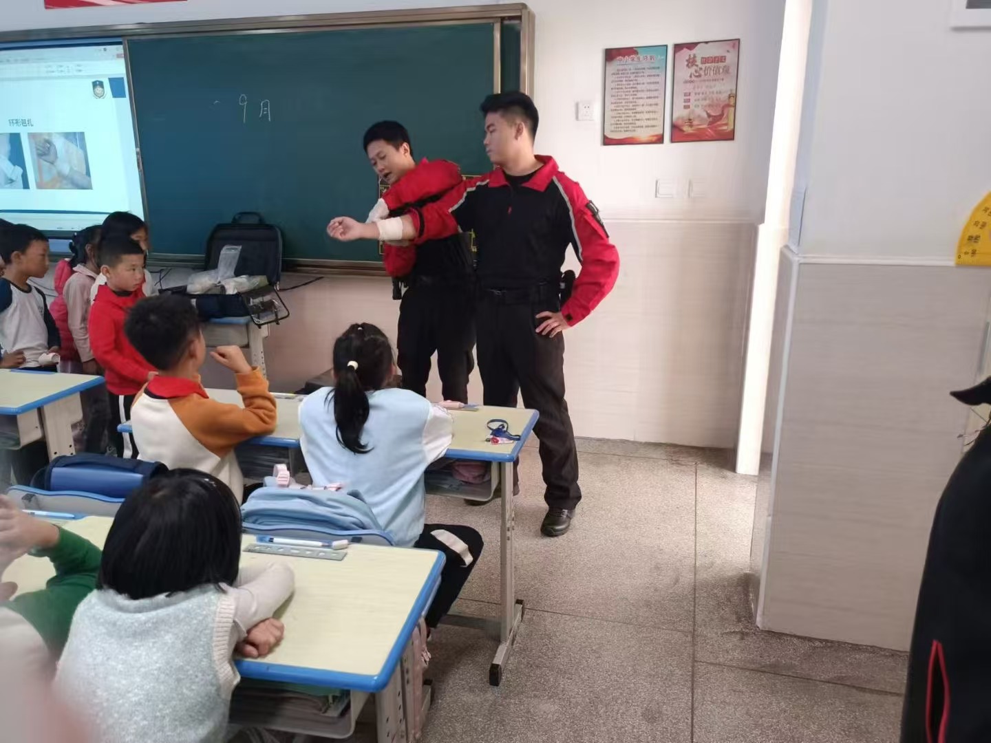 基础急救止血包扎演示